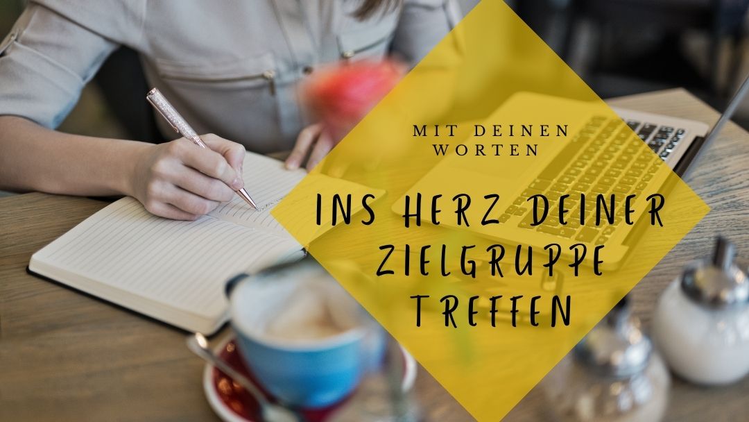 Texte für die passende Zielgruppe schreiben - jemand schreibt ins Notizbuch