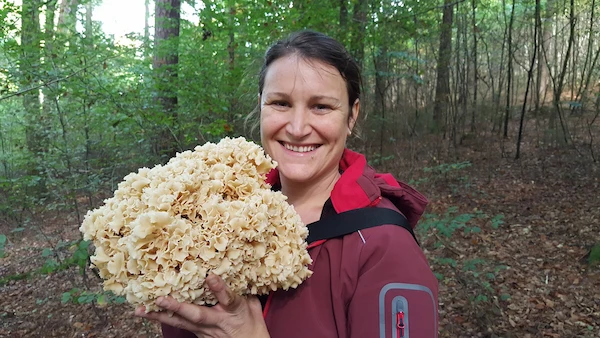 Goni Web Mentorin sammelt Pilz